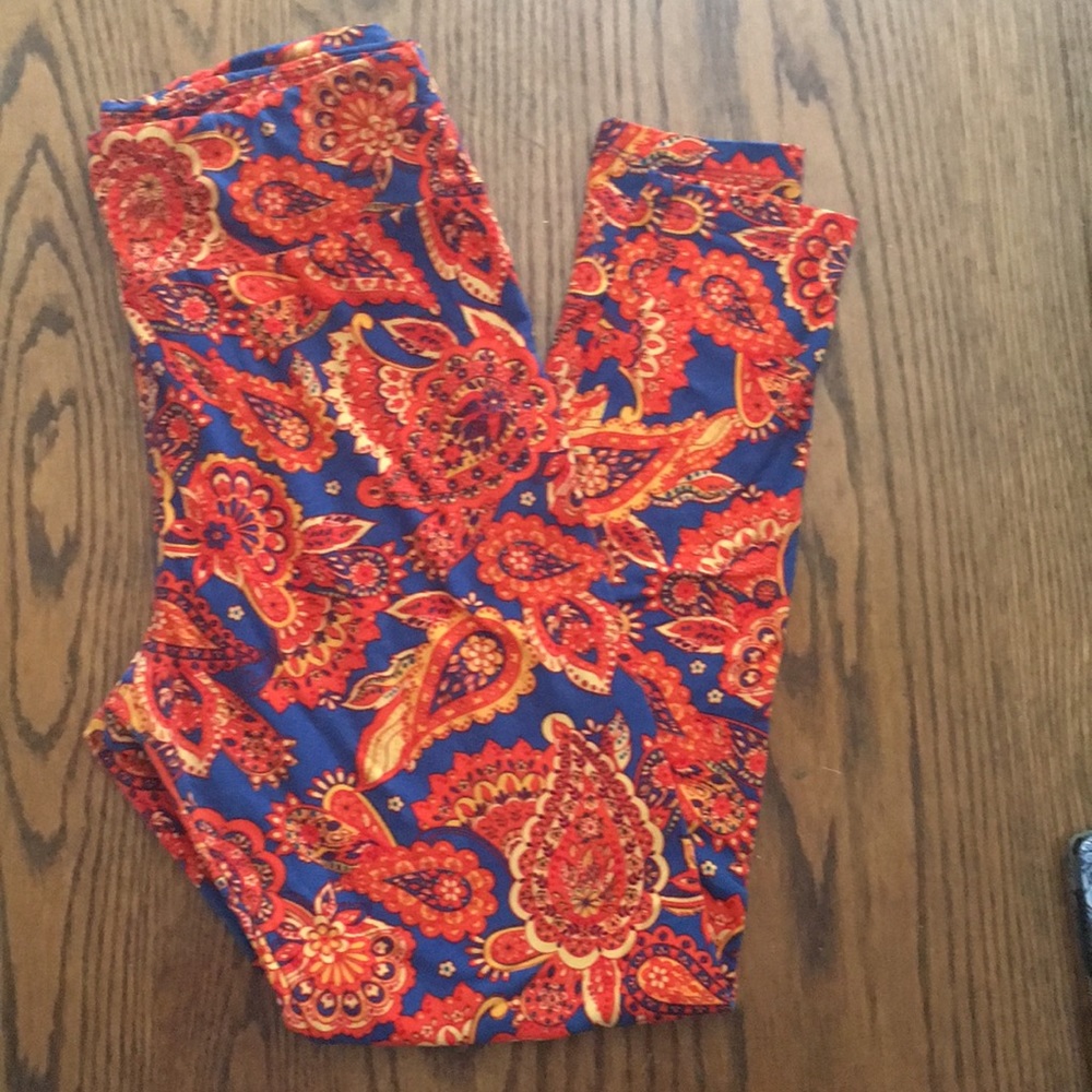 LulaRoe Tall & Curvy Leggings
